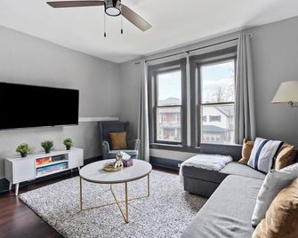 3 bedroom with laundry and parking at Windsor - Windsor - Living room