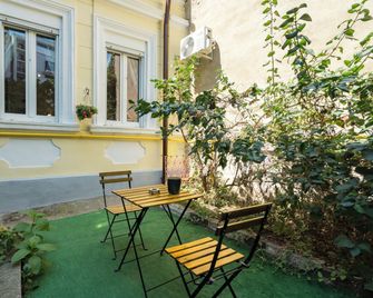 Luxury Apart-Hotel Bucharest - Bucharest - Patio