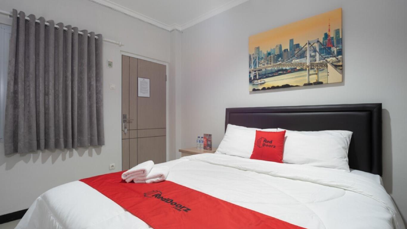 RedDoorz near Botani Square Mall