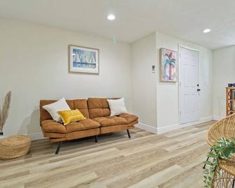 Charming 2-bedroom apartment with WiFi, AC in lovely Cocoa - Cocoa - Living room