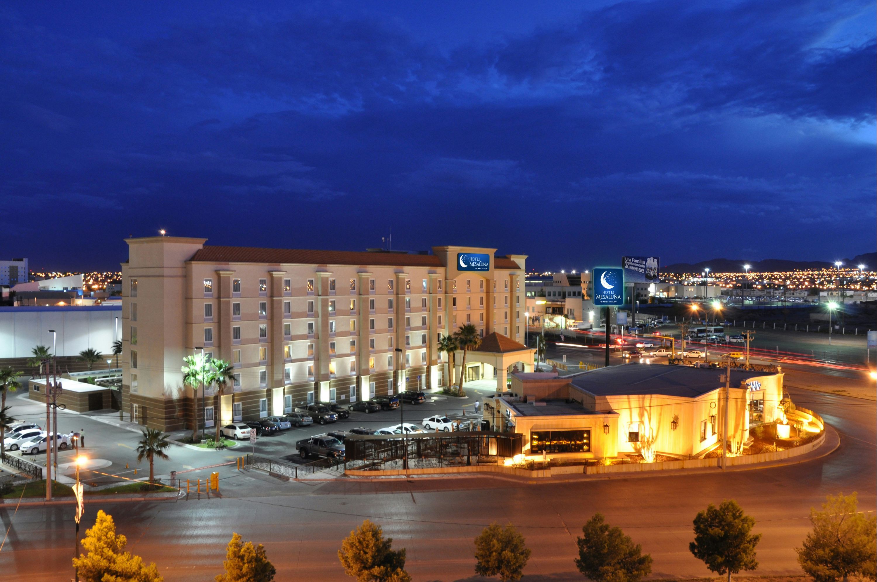 Hotel Mesaluna Near American Consulate - סיודאד חוארס - בניין
