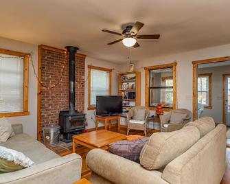 Our Slice Of Heaven With View & Pond In North Pickens Near Table Rock State Park - Pickens - Living room