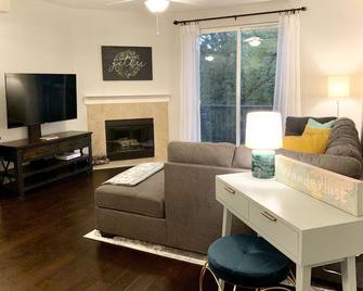 Social Distancing in Seattle NorthCountry Townhome - 2bd/2ba - Lynnwood - Living room