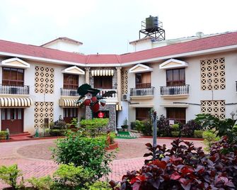 OYO 7293 Basilica Holiday Home - לונאבאלה - בניין