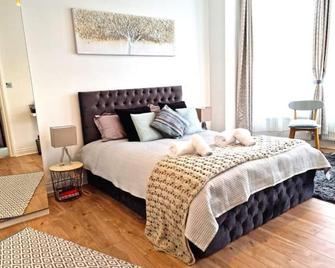 Woodside Gardens Luxury Properties near Alexandra Palace, Tottenham Stadium & Drumsheds - London - Bedroom