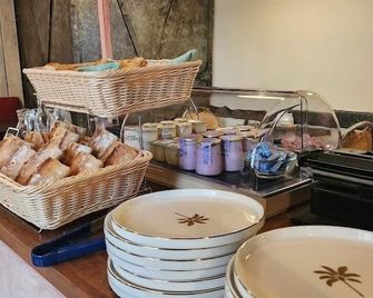 Ariane Hôtel - Vichy - Buffet