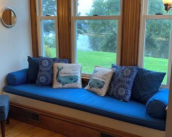 Spacious historic oceanfront home on Bass Harbor - stunning views - private dock - Tremont - Sala de estar