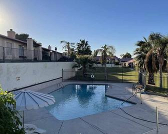 Yuma Az Getaway Fully furnished 3 bedroom 2 1/2 bath Town-home - Yuma - Pool
