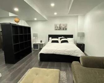 Adorable Quiet & Spacous Private Open Concept Suite - Ajax - Slaapkamer