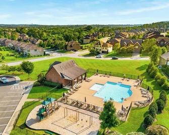 Indulge in Relaxation:King Bed Suite with Park Access for Your Ultimate Getaway! - Hermitage - Pool