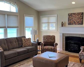 A Great Family Ready Four Season Lake House. - Fremont - Living room