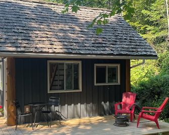 Newly renovated hilltop Cabin in Roberts Creek close to Gibsons and beach - Roberts Creek - Patio