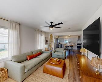 Bay City Bungalow - Bay City - Living room