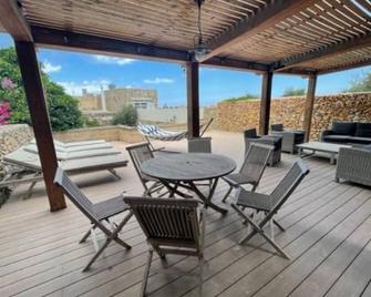 Dar Dragun: luxury 3BR bright spacious house & pool - 聖勞倫斯 - 天井