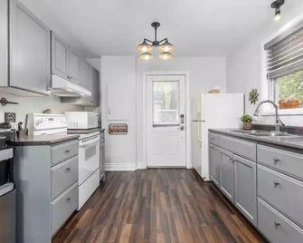 Peaceful lakeside paradise on desirable Peter Lake - Coe Hill - Kitchen