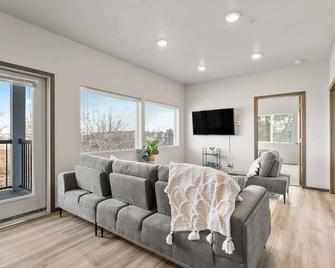 Very New 2 Bed 2 Bath Near DT and Perry District - Spokane - Living room