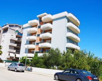 Elegant 92 sq. m. apartment with large balconies 800 m. from the sea - Alba Adriatica - Gebäude