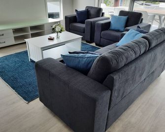 Moby Dick Waterfront Resort Motel - Yamba - Living room