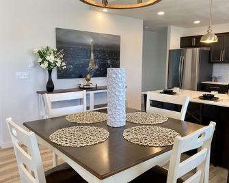 New - Puyallup Downtown Duplex - Puyallup - Dining room