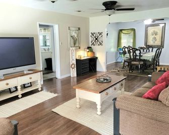 Charming Hideaway - Bakersfield - Salon