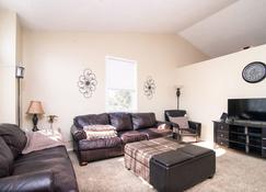 Heart Of Ogden, 25 Minutes To Snowbasin Ski Resort 3 Bedroom Duplex by RedAwning - Ogden - Living room