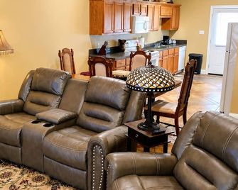 Relax in our beautiful New Orleans themed townhome - Ponchatoula - Sala de estar