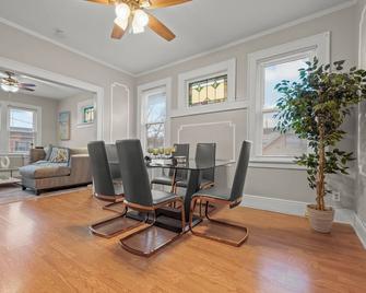 2-Story Stay with Game Lounge - 5 mins to NYC Train - Linden - Dining room