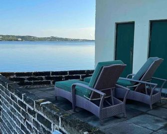 “Boathouse” Large one Bed cottage on Harrington Sound - Sandys - ระเบียง