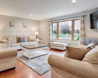 Lower Lake Retreat: Pet Friendly + Hot Tub + Game Room! - Lodi - Sala de estar