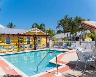 Anna Maria Beach Cottage 109G Old-Florida beach cottage,moments from the sand! - Anna Maria - Pool