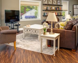 6 Bells: Harbor Springs Lodging for the Discerning Traveler - Harbor Springs - Вітальня