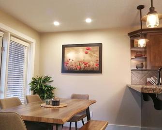 Modern & Bright 2bdr/2br Condo With Mountain Views - Radium Hot Springs - Essbereich