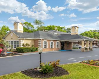 Quality Inn and Suites - Lexington - Building