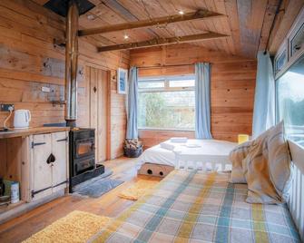 The Hygge Hut - 1 Bed - Freshwest Beach Retreat - Pembroke - Bedroom