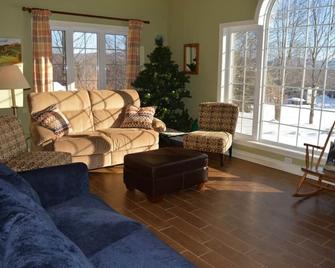 Mountain Views, Forest Trails, Family-Friendly, 60 Acres Of Nature - Mansonville - Living room