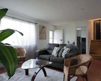 GI Cozy nestled home - Leduc - Living room