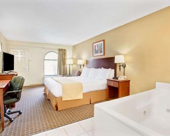Days Inn & Suites by Wyndham Stockbridge South Atlanta - Stockbridge - Bedroom