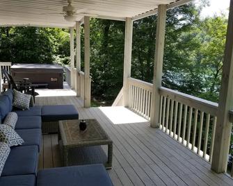 Covered Bar & Dock - Safe Cove 360lb Ice Machine Slide Hottub 4mstrbd Canoe Wifi - Jacksboro - Patio