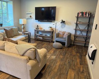 Cozy 1-bedroom apartment in lovely Loudon with hot tub - Loudon - Obývací pokoj