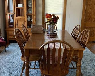 Vintage Farmhouse with Parking right in the City! Family Friendly, Fenced Yard. - Ottumwa - Jídelna