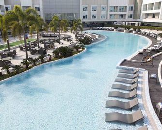 The Deltin Hotel - Damán - Piscina