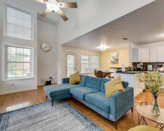 Fast Wifi, 7 Miles To Dfw - Euless - Living room