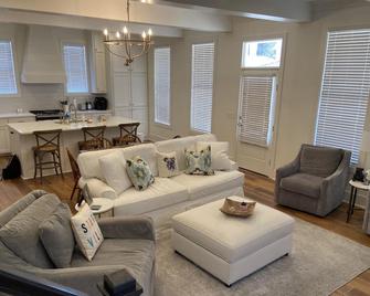 Luxury home— 5 minutes to Mississippi State! - 스타크빌 - 거실