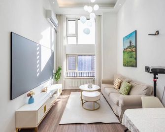 Meiju Homestay (Tianjin Eye Branch 2) - Tianjin - Living room