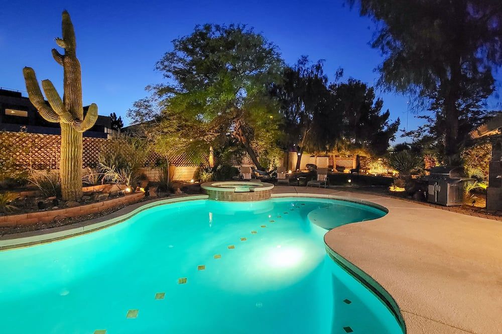Luxurious Vegas Retreat: 4BR Paradise with Pool & Game Room for Large Groups - לאס וגאס - בריכה