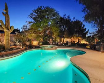 Luxurious Vegas Retreat: 4BR Paradise with Pool & Game Room for Large Groups - Las Vegas - Piscina