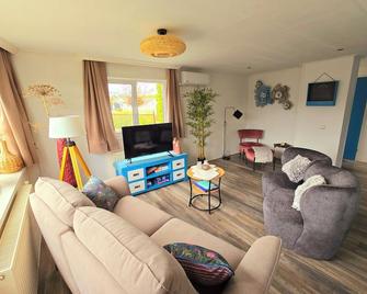 De Poort van Zeeland aan het water met jacuzzi - Sint Annaland - Living room