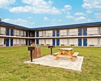 Americas Best Value Inn Garland Dallas - Garland - Gebouw