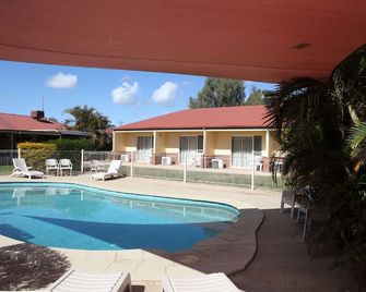 Emerald Explorers Inn - Emerald - Pool