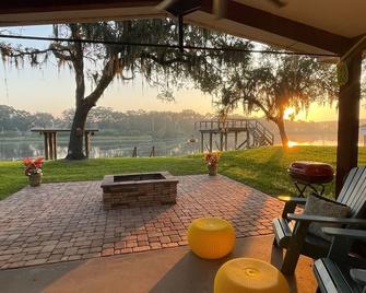 Waterfront Retreat Nestled On The Beautiful San Bernard River - Brazoria - Patio